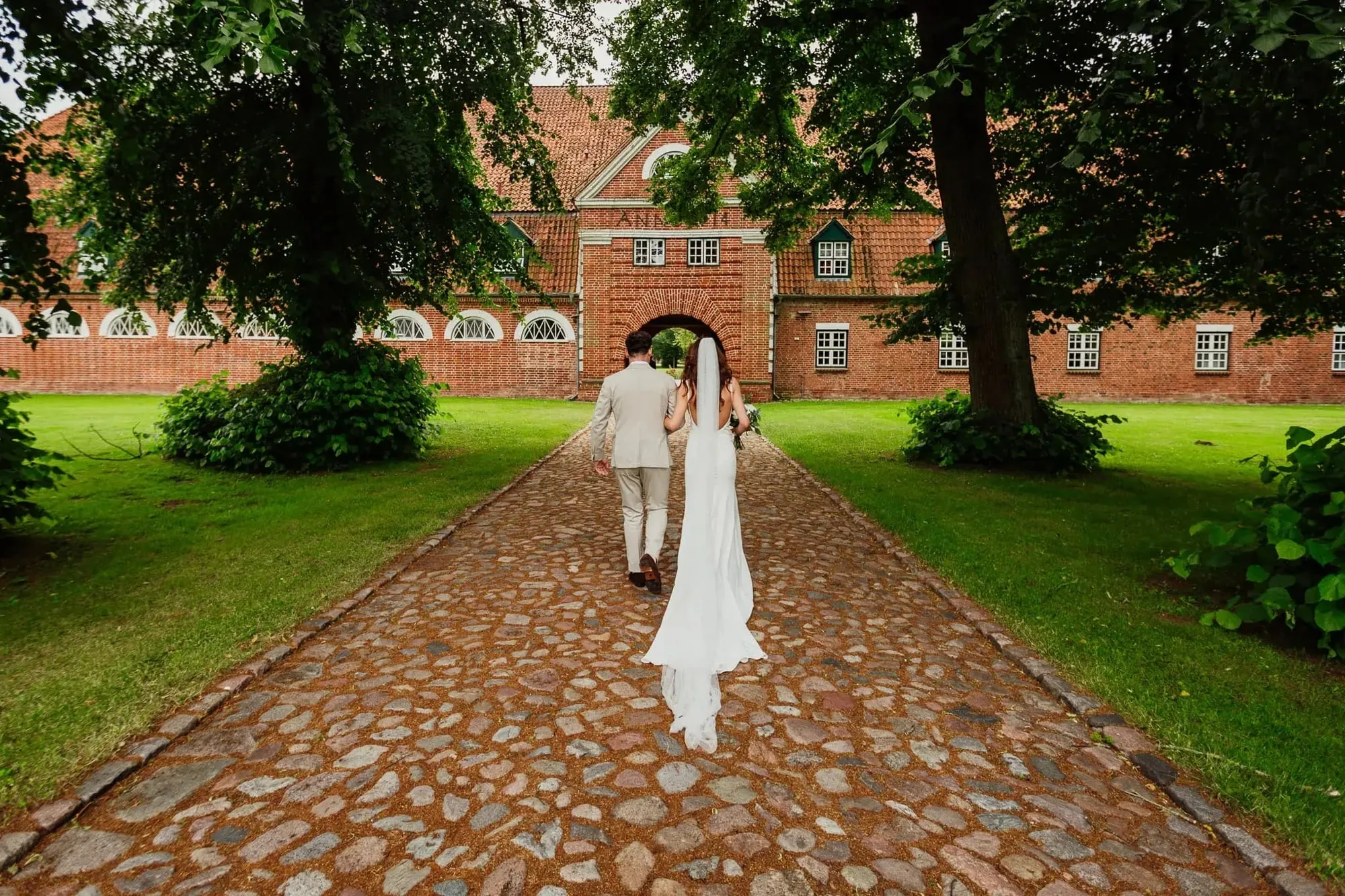 Die Allee zum Herrenhaus auf Gut Pronstorf, Hochzeit Michelle und Benjamin