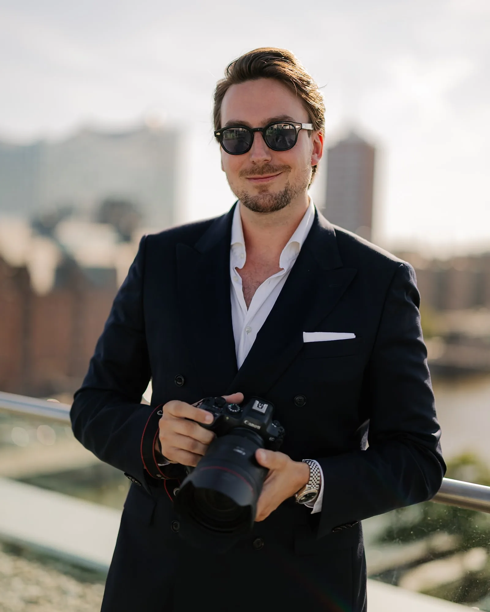 Hochzeitsfotograf Marcel Kuhls mit Kamera vor der Speicherstadt in Hamburg